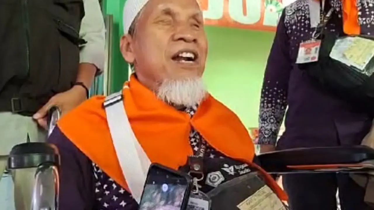 Kasiyo bin Joyo Wiono (70), tunanetra pensiunan PNS di Bali berangkat haji. (Foto: Kemenag Jatim)