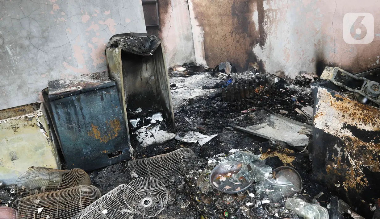 Sejumlah barang elektronik milik warga hangus terbakar dampak kebakaran Depo Pertamina Plumpang di Jalan Koramil, Rawa Badak, Jakarta, Sabtu (4/3/2023). Api yang terus membesar disertai suara ledakan membuat warga di sekitar lokasi panik berlarian menyelamatkan diri.  (Liputan6.com/Herman Zakharia)
