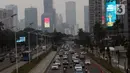 Kendaraan melintasi kawasan Jalan Jenderal Sudirman, Jakarta, Kamis (10/9/2020). Guna meredam peningkatan kasus aktif COVID-19, Gubernur DKI Jakarta, Anies Baswedan memutuskan kembali memperketat PSBB mulai pekan depan, 14 September 2020. (Liputan6.com/Helmi Fithriansyah)