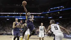 Pemain Utah Jazz, George Hill #3 mencetak poin saat melawan San Antonio Spurs pada laga NBA basketball game di AT&T Center, San Antonio, (1/10/2016). Utah menang 106-91. (AP/Eric Gay)