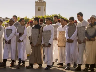 Anak-anak Maroko berangkat ke Masjid Agung Sale untuk Salat Istisqa di dekat Kota Rabat, Maroko (24/11). Muslim Maroko melakukan Salat Istisqa yang bertujuan meminta hujan untuk negara meraka. (AFP Photo/Fadel Senna)