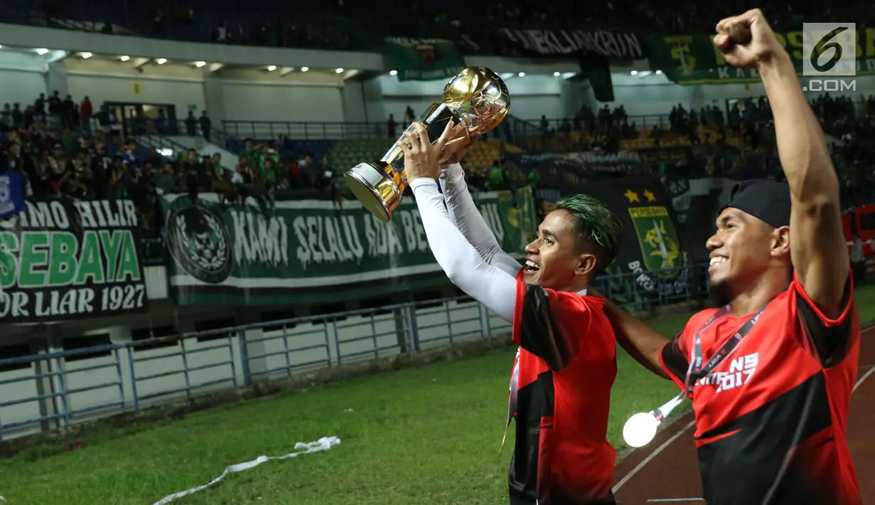Pemain Persebaya merayakan kemenangan usai menumbangkan PSMS Medan di Final Liga 2 Indonesia di Stadion GBLA, Bandung, Selasa (28/11). Persebaya unggul 3-2 atas PSMS Medan. (Liputan6.com/Helmi Fithriansyah)