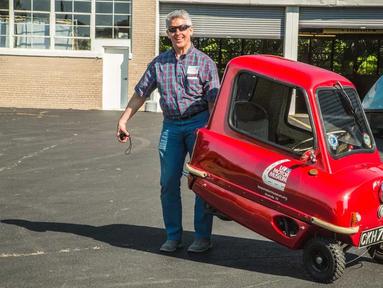 Peel P50 diproduksi pada dua era yang berbeda. yang pertama pada tahun 60an dan yang lainnya pada tahun 2010. Mobil ini merupakan sebuah mobil berjenis coupe yang hanya memiliki satu pintu. Mobil ini ditenagai mesein kecil dan tidak memiliki gigi mundur. Jadi, supirnya harus keluar mobil dan menggeser mobilnya secara manual. (Source: hotcars.com)