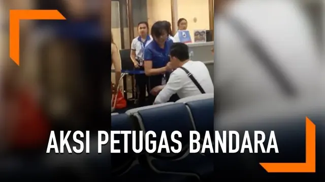 Seorang petugas bandara memarahi dan meneriaki penumpang yang membawa koper melebihi kapasitas kabin pesawat. Insiden ini terjadi di Bandara Internasional Don Mueang.
