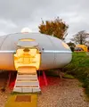 Futuro styled Flying Saucer, Redberth, Inggris berikan pengalaman akomodiasi bertema UFO. Meskipun bukan pesawat yang sesungguhnya, namun tempat ini memberikan suasana seakan sedang menginap di luar angkasa. (airbnb)