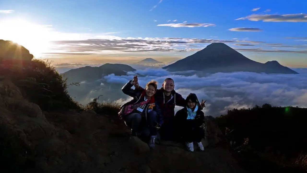 Wisatawan berada di Gunung Sikunir, Wonosobo, Jawa Tengah