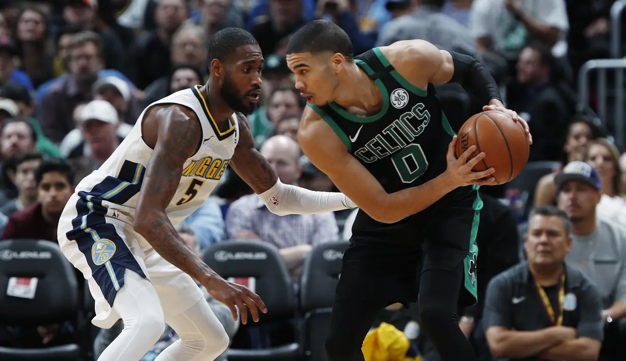 Pemain Denver Nuggets, Will Barton (kiri) berusaha mengadang laju pemain Boston Celtics, Jayson Tatum pada laga NBA basketball game di Pepsi Center, Denver, (29/1/2018). Celtics menang 111-110. (AP/David Zalubowski)