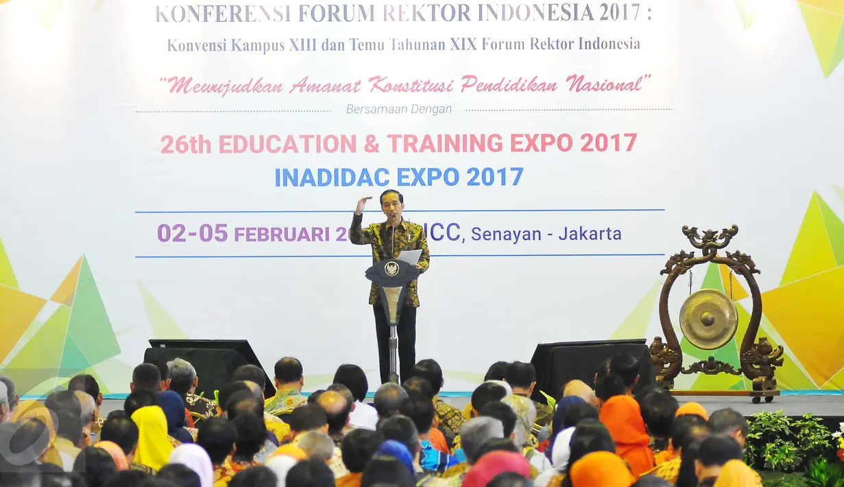 Presiden Joko Widodo (Jokowi) menyampaikan sambutan dalam pembukaan Konferensi Forum Rektor Indonesia 2017 di JCC, Jakarta, Kamis (2/2). Konferensi tersebut bertema "Mewujudkan Amanat Konstitusi Pendidikan Nasional". (Liputan6.com/Angga Yuniar)