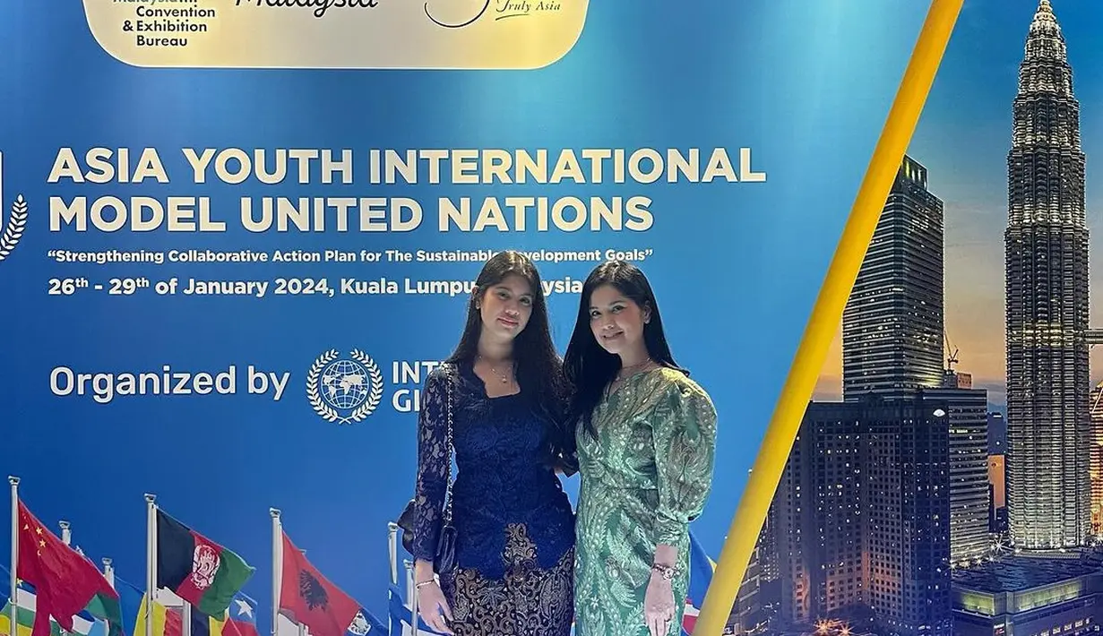 Annisa pilih tampil simple dengan midi dress batik hijau dan balloon sleeve untuk tampilan formal [@annisayudhoyono]