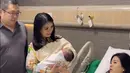 Leliana tampak menengok cucu bersama sang suami, Harry Tanoe. Tidak hanya Kevin dan Valencia yang berbahagia, tapi juga orangtua Velencia. [Instagram/liliana_tanoesoedibjo]
