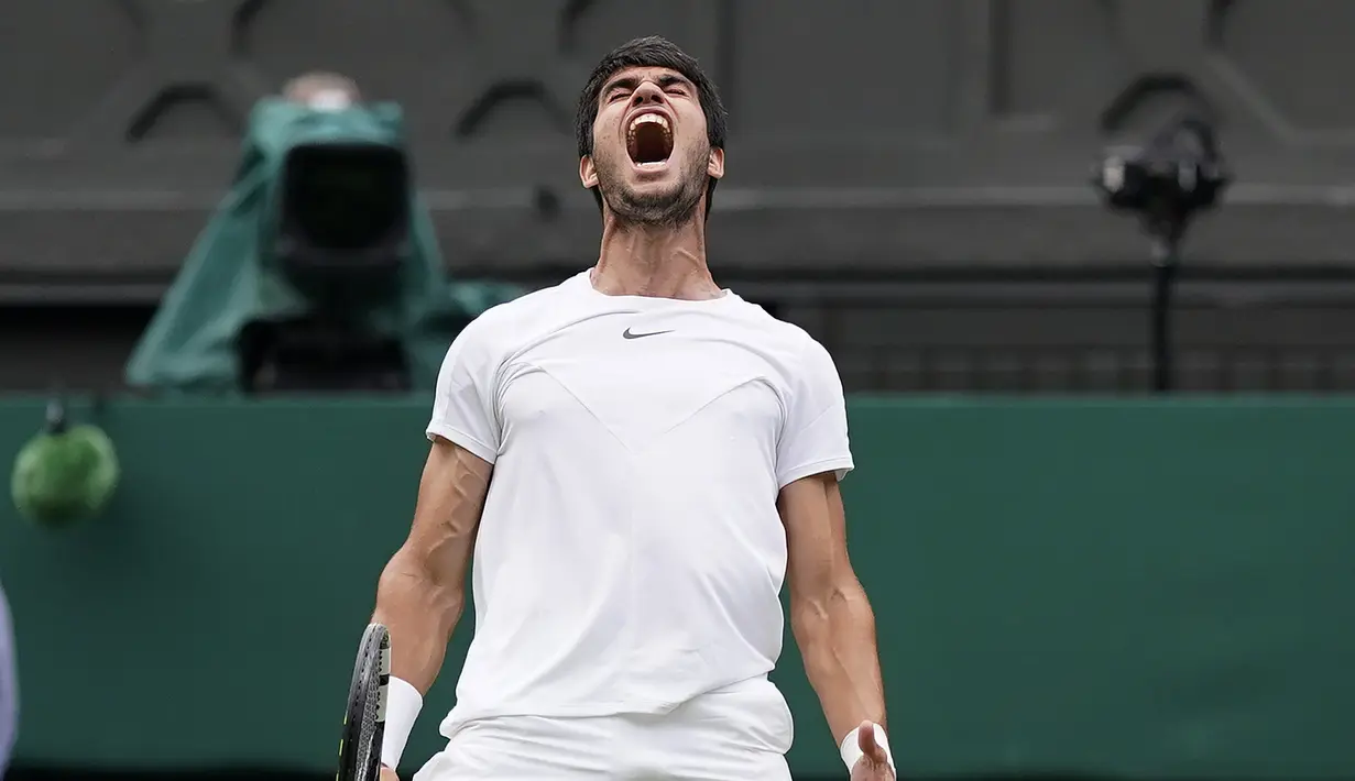 Petenis Spanyol Carlos Alcaraz merayakan kemenangannya atas Matteo Berrettini dari Italia dalam pertandingan tunggal putra putaran keempat turnamen Wimbledon di London, Senin (10/7/2023). (AP Photo/Alberto Pezzali)