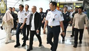 Menteri Perhubungan Dudy Purwagandhi memeriksa arus lalu lintas PT Kereta Api Indonesia (Persero) pada periode angkutan Tahun Baru 2026. (Dok Kemenhub)