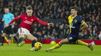 Gelandang Manchester United, Scott McTominay (kiri) melepaskan tendangan yang berusaha diblok bek Bournemouth, Milos Kerkez pada laga pekan ke-16 Liga Inggris 2023/2024 di Old Trafford Stadium, Sabtu (9/12/2023). (AP Photo/Jon Super)
