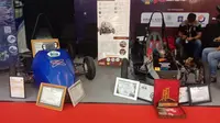 Mobil balap listrik karya mahasiswa Politeknik Negeri Bandung (PNB) dan Politeknik Negeri Jakarta (PNJ) di pameran otomotif IIMS 2023. (Liputan6.com/Jordy Rivaldo)