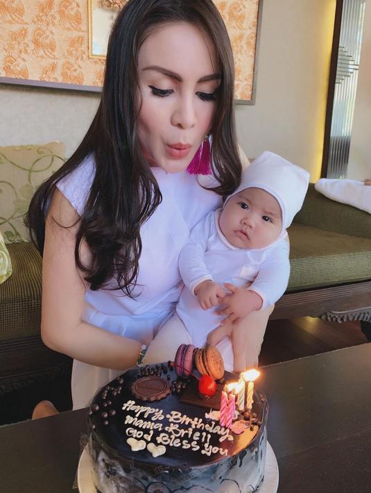 Momo Geisha juga membuat akun instagram khusus untuk anaknya. Hingga saat ini Sheena Gabriella Aurora Samudra sudah memiliki pengikut sebanyak  sekitar 28 ribu followers. (Liputan6.com/IG/@therealmomogeisha)