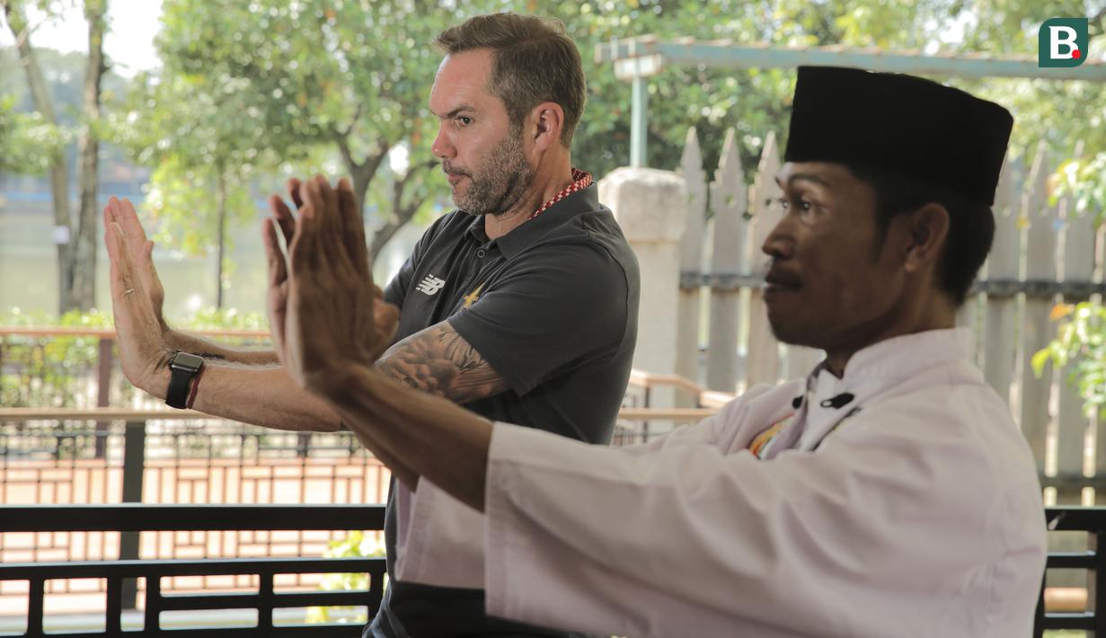 Legenda Liverpool, Patrik Berger, belajar seni Silat dalam rangkaian acara kunjungan budaya  di Kawasan Perkampungan Betawi Setu Babakan, Jakarta (9/9/2018). (Bola.com/Peksi Cahyo)