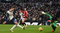 Gelandang Tottenham Hotspur asal Inggris James Maddison (kiri) melepaskan tembakan untuk mencetak gol pembuka melewati kiper Manchester United asal Kamerun Andre Onana (kanan) selama pertandingan sepak bola Liga Primer Inggris antara Tottenham Hotspur dan Manchester United di Stadion Tottenham Hotspur di London, pada 16 Februari 2025.Glyn KIRK / AFP