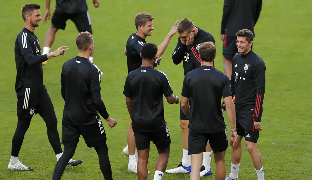 Para pemain Bayern Munchen bersiap mengikuti sesi latihan di stadion Da Luz, Lisbon, Portugal (13/8/2020). Bayern Munchen akan bertanding melawan Barcelona pada perempat final Liga Champions di Estadio da Luz. (Rafael Marchante/Pool via AP)