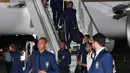 Para pemain Brasil turun dari pesawat saat kedatangan tim di Bandara Sochi, di Rusia (11/6). Di Piala Dunia 2018, timnas Brasil berada di Grup E bersama Swiss, Kosta Rika dan Serbia. (AFP Photo/Nelson Almeida)