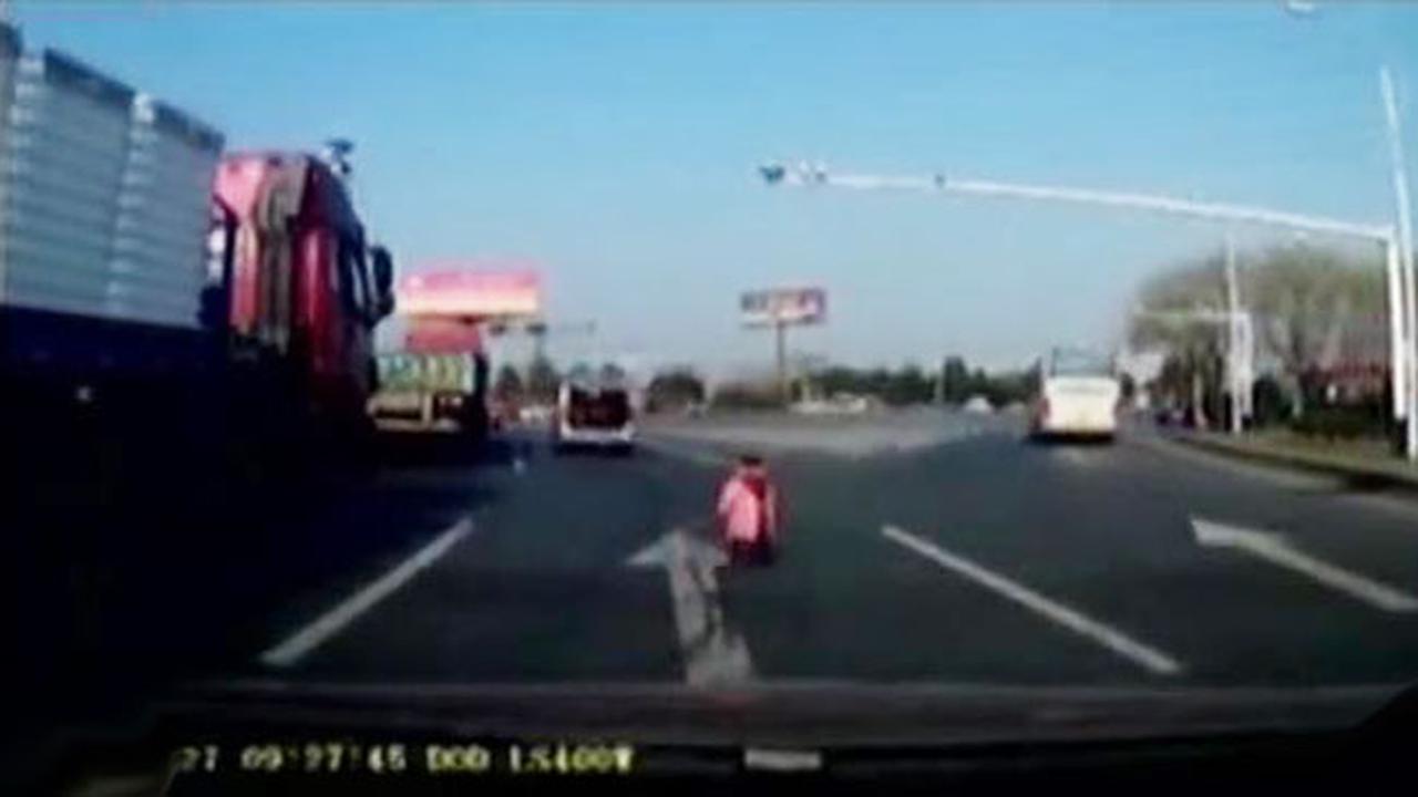 VIDEO: Balita Jatuh dari Mobil Yang Sedang Berjalan