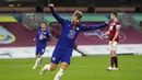 Pemain Chelsea, Timo Werner, melakukan selebrasi usai mencetak gol ke gawang Burnley pada laga Liga Inggris di Stadion Turf Moor, Sabtu (31/10/2020). Chelsea menang dengan skor 3-0. (Molly Darlington/Pool via AP)