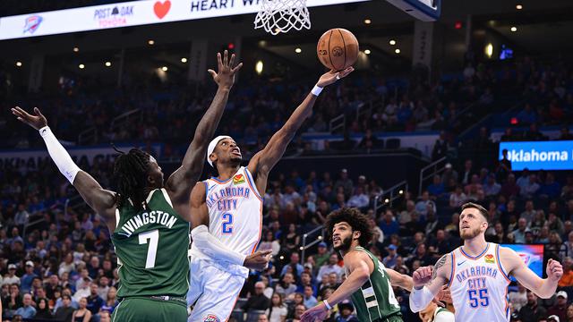Pemain Thunder Shai Gilgeous Alexander mengacak-acak pertahanan Bucks