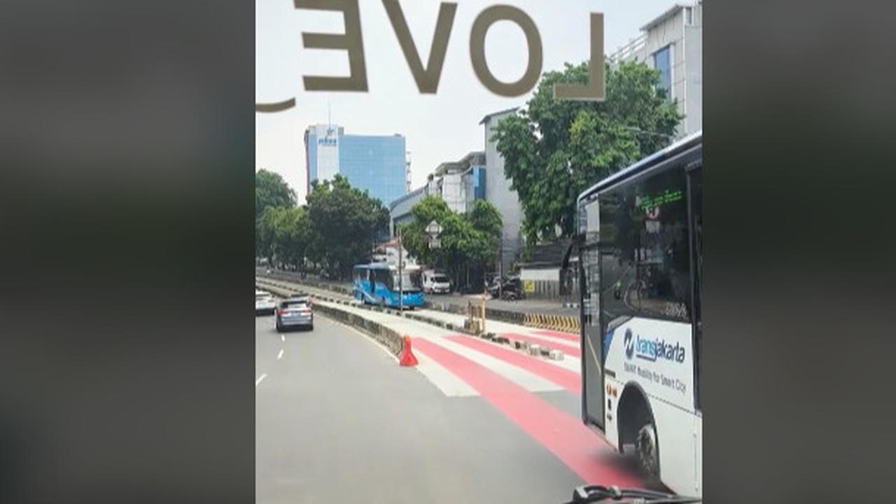 Mobil Damkar Lewat Jalur Busway, Bus TransJakarta di Depannya Langsung Mengalah Panen Pujian