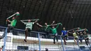 Aksi Bonek menyambut timnya Persebaya Surabaya melawan PSPS Riau pada laga 8 Besar Liga 2 Grup Y di Stadion GBLA, Bandung, Sabtu (18/11/2017). Persebaya Menang 1-0. (Bola.com/Nicklas Hanoatubun)