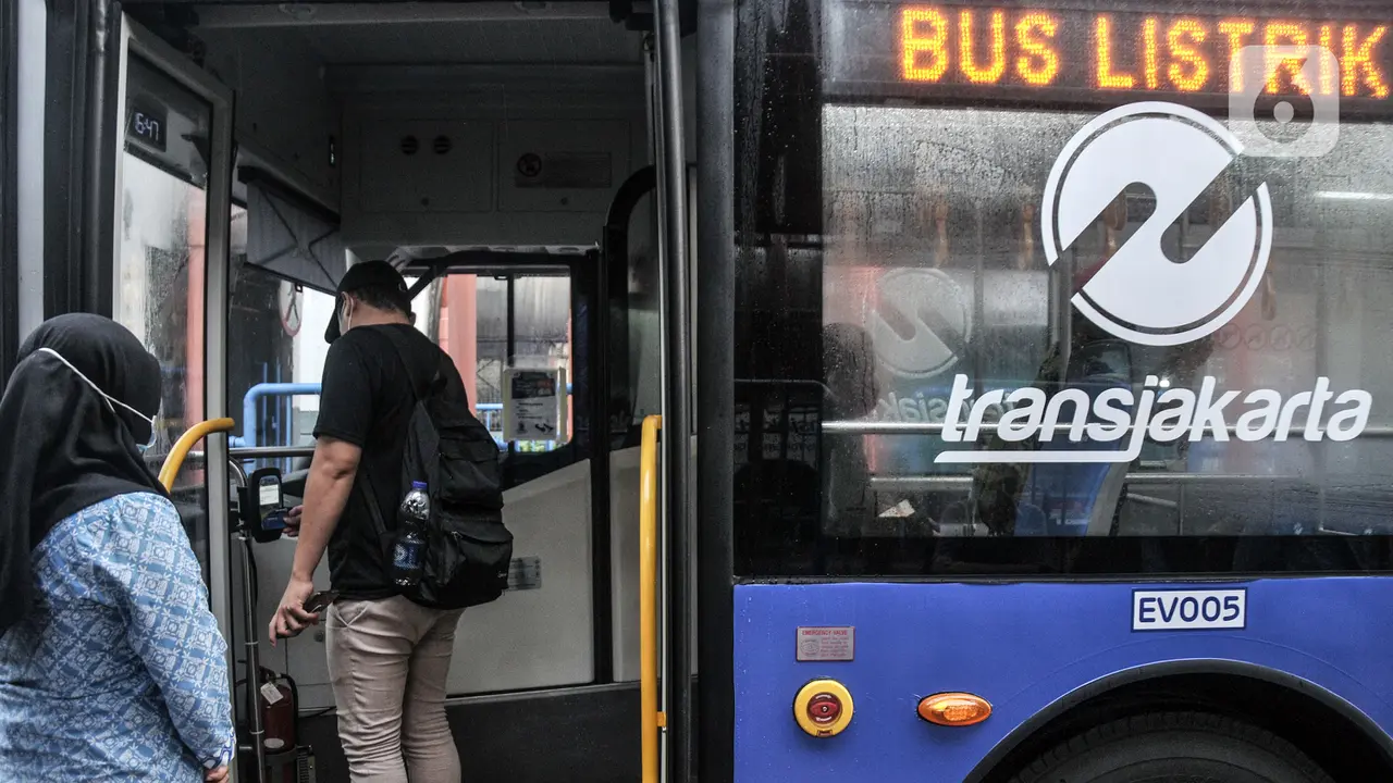 FOTO: Menjajal Bus Listrik Transjakarta saat PPKM Level 1