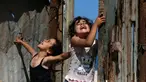 Anak-anak bermain di rumah mereka saat Hari Nakba di kamp pengungsian Al-Shati, Jalur Gaza, Palestina, Rabu (15/5/2019). Rakyat Palestina memperingati 71 tahun Hari Nakba yang berarti 'malapetaka'. (MOHAMMED ABED/AFP)