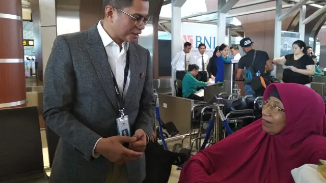 Direktur Utama Garuda Indonesia Pahala N Mansury meninjau kesiapan operasional Lebaran 2018 di Terminal 3 Bandara Internasional Soekarno-Hatta, Tangerang (11/6). (Dok Merdeka.com/Wilfridus Setu Umbu)