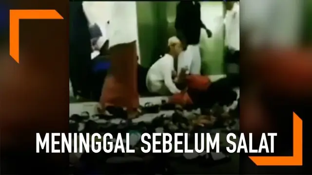 Salah satu jemaah merekam momen saat seorang pria meninggal dunia sebelum salat subuh di musala.