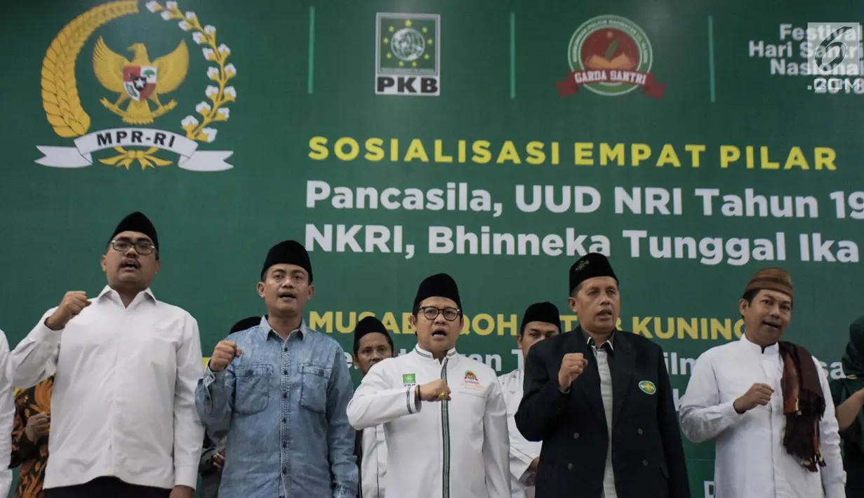 Ketua Umum Partai Kebangkitan Bangsa (PKB) Muhaimin Iskandar (tengah) bersama pengurus DPP PKB dan anggota fraksi PKB DPR RI saat membuka Final Musabaqoh Kitab Kuning di Kantor DPP PKB, Jakarta, Kamis (29/11). (Merdeka.com/Iqbal S. Nugroho)