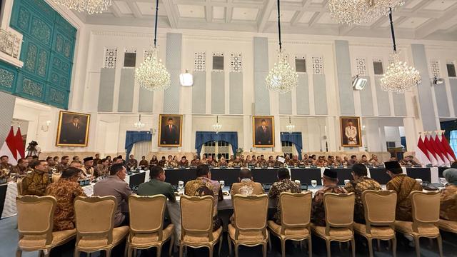 Kabinet Merah Putih hadir dalam sidang kabinet satu tahun pemerintahan Prabowo-Gibran