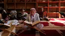 Tadarus merupakan kegiatan membaca, mempelajari, dan memahami Alquran secara bersama-sama. (MOHAMMED HUWAIS/AFP)