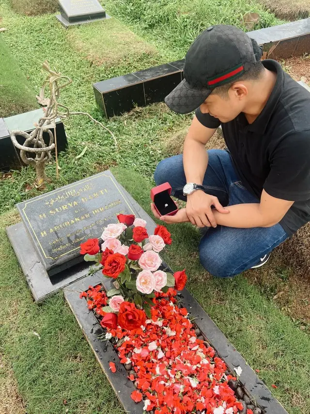 Baru Diungkap, Ini 6 Momen Chand Kelvin Lamar Kekasih Pertama Kali di Makam Calon Mertua