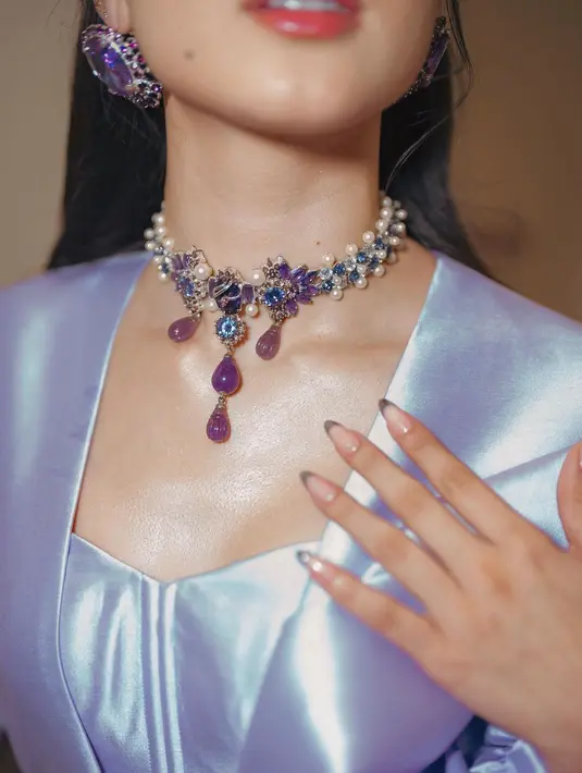 Penampilan Yasmine Napper semakin sempurna dengan aksesori mewah bernuansa keunguan yang serasi. [Foto: Instagram/yasminnnapper]