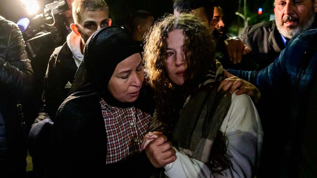 Aktivis wanita terkemuka Palestina, Ahed Tamimi dibebaskan dari penjara Israel. Tamimi dibebaskan bersama puluhan warga Palestina lain yang ditahan Israel ketika gencatan senjata berlanjut pada Rabu (29/11/2023).