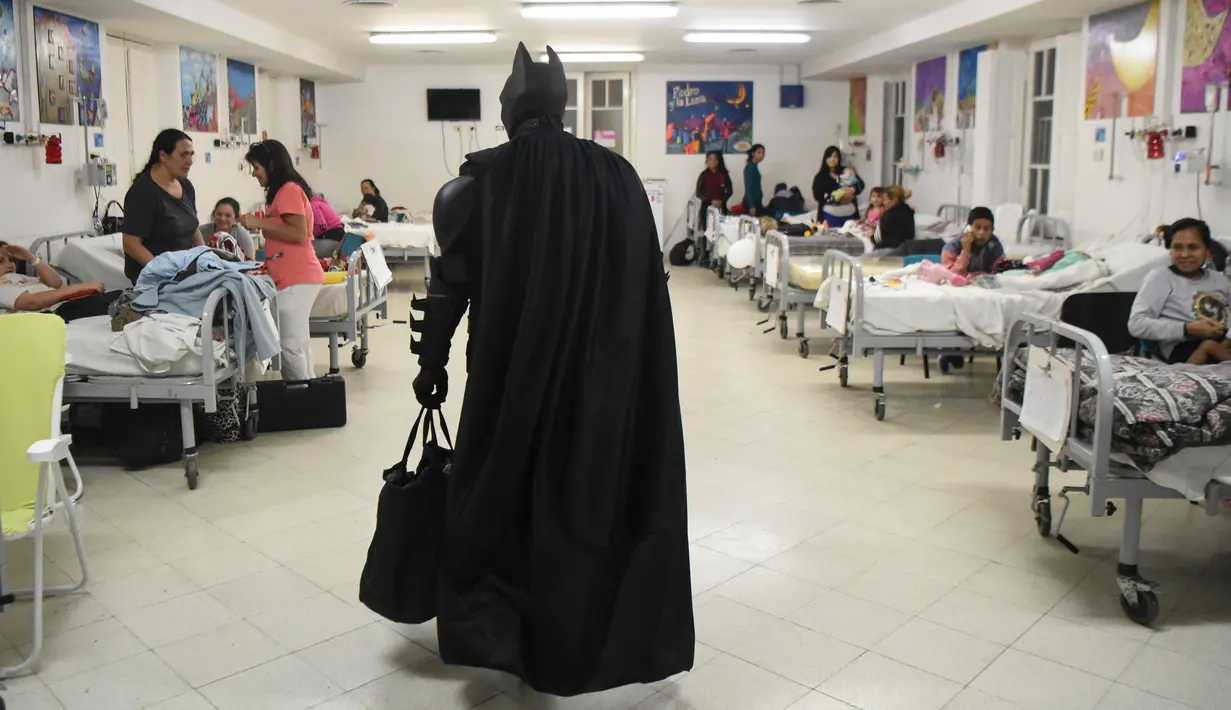 Pria berkostum Batman mendatangi salah satu ruang di RS Anak 'Sor Maria Ludovica' di La Plata, Buenos Aires, Argentina, Jumat (2/6). Kehadiran Batman ini menjadi hiburan bagi anak-anak di rumah sakit tersebut. (AFP FOTO / Eitan ABRAMOVICH)