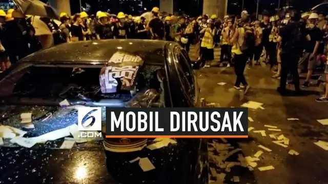 Sejumlah demonstran Hong Kong merusak mobil di luar stasiun kereta api. Mereka menemukan berbagai senjata di dalam mobil yang mirip dipakai pelaku penyerangan rekan-rekannya pekan lalu.