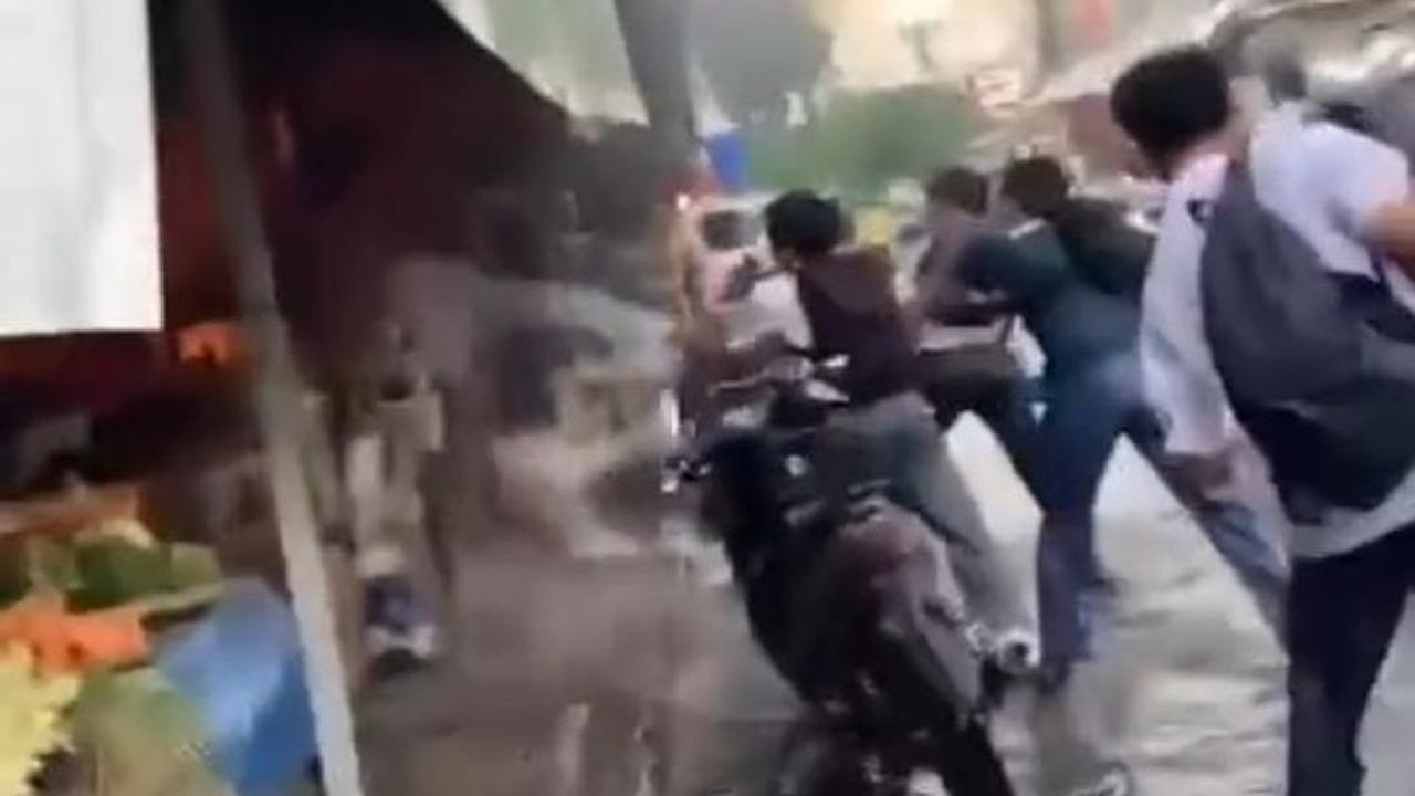 Mereka bahkan tak peduli jika sepatu dan seragamnya basah karena banjir.