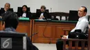 Suryadharma Ali saat mengikuti sidang pembacaan putusan sela di Pengadilan Tipikor, Jakarta, Senin (21/9/2015). Majelis Hakim menolak nota keberatan dugaan korupsi dalam penyelenggaraan ibadah haji. (Liputan6.com/Helmi Afandi)