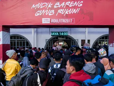 Ratusan pemudik berjalan menuju pintu keberangkatan di Stasiun Senen, Jakarta, Senin (19/6). Puncak arus pemudik di stasiun Senen diperkirakan terjadi pada H-1 Lebaran (24/6/2017). (Liputan6.com/Gempur M Surya)