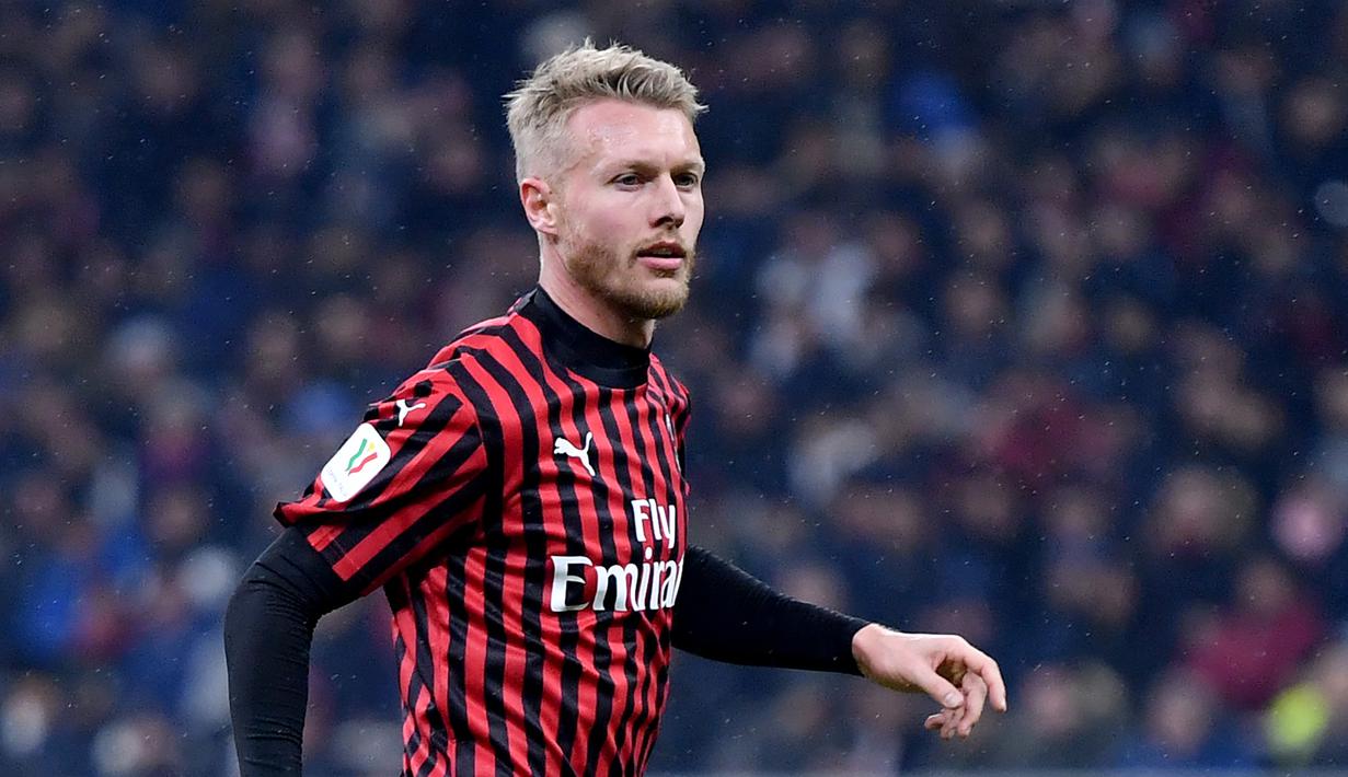 3. Simon Kjaer - Simon Kjaer membuktikan bahwa dirinya masih tangguh dalam menjaga lini pertahan AC Milan. Ketika Alessio Rogmanoli mengalami cedera, pemain asal Denmark ini mampu menjadi pemimpin di lini pertahanan AC Milan. (AFP/Alberto Pizzoli)