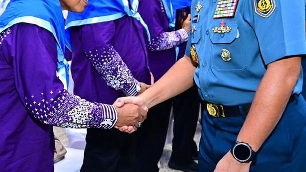 Oleh karena itu, menurutnya para prajurit patut bersyukur karena bisa mendapatkan rizki dan kehormatan untuk bertamu ke baitullah.<br>