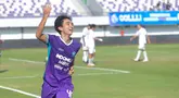 Pemain Persita Tangerang, Yardan Yafi melakukan selebrasi setelah mencetak gol pembuka ke gawang Arema FC dalam laga lanjutan BRI Liga 1 2024/2025 di Indomilk Arena, Tangerang, Minggu (20/04/2025) WIB. (Bola.com/M Iqbal Ichsan)