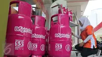  Petugas Bright Store menata tabung - tabung gas elpiji berwarna pink ukuran 5,5kg di SPBU Pertamina Abdul Muis, Jakarta,Senin (19/10/2015).