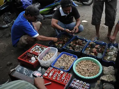 Sejumlah warga saat melihat batu khas Nusakambangan, Jawa Tengah, Sabtu (7/3/2015). Maraknya berita hukuman mati di lapas nusakambangan menjadi rejeki bagi warga Desa Wijaya Pura dengan batu-batu khas nusakambangan. (Liputan6.com/Johan Tallo)