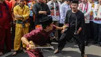 Tradisi masyarakat Betawi, palang pintu menjadi pembuka acara tahunan Lebaran Tenabang 2024 di Tanah Abang, Jakarta, Sabtu (11/5/2024). (Liputan6.com/Angga Yuniar)