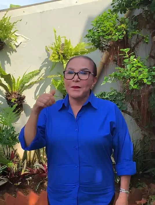 Selain fisik, Mpok Atiek juga fokus pada kesehatan mental selama proses pengobatan. Terapi yang ia jalani menekankan pentingnya menjaga keseimbangan emosi dan suasana hati yang positif. Menurut Mpok Atiek, hal ini membuat proses penyembuhannya menjadi lebih ringan dan penuh harapan. (Liputan6.com/IG/@mpok.atiek)